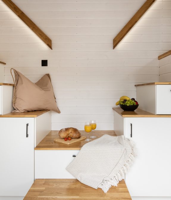 Zdjęcia niewielkich wnętrz Tinyhouse Zator